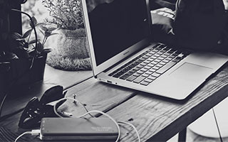 开云体育下载官网-特色峡谷峭壁攀岩大赛，勇者的极限突破，攀岩探险